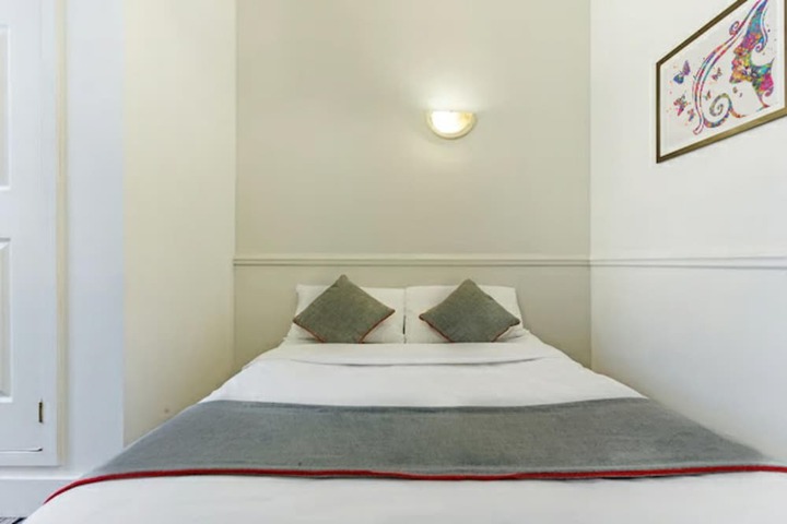 Room 9 of 32