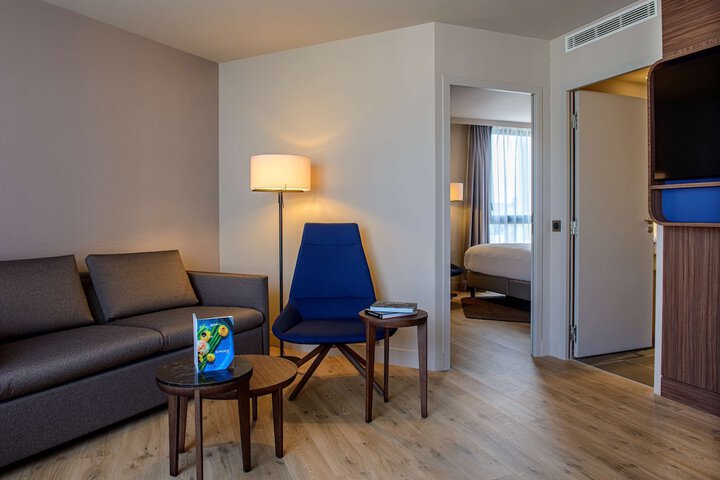 Room 10 of 106
