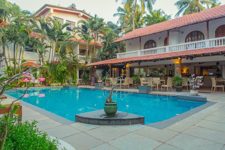Hotel with Pool