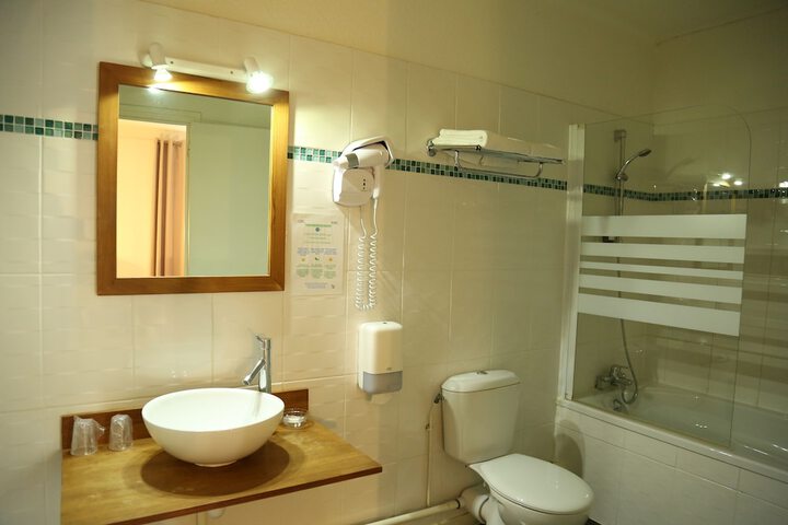 Room 32 of 49