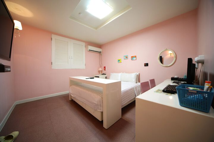 Room 6 of 75