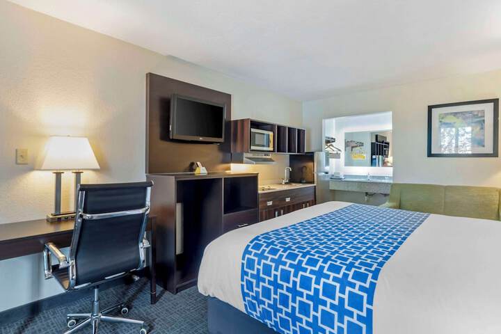 1 King Bed Efficiency (7 of 11)