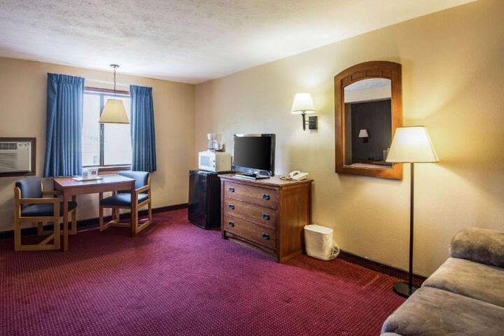 Room 33 of 47