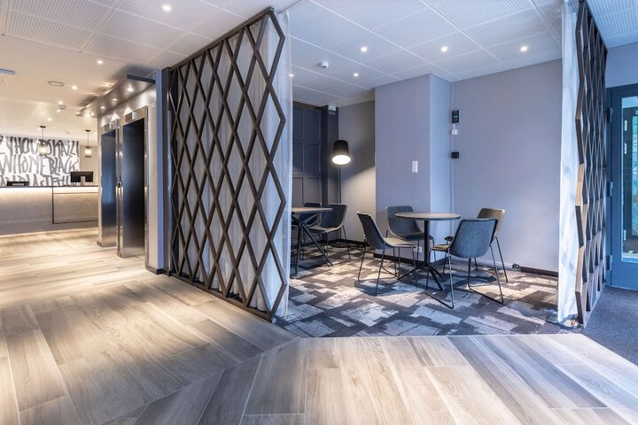 Entrance & Lobby