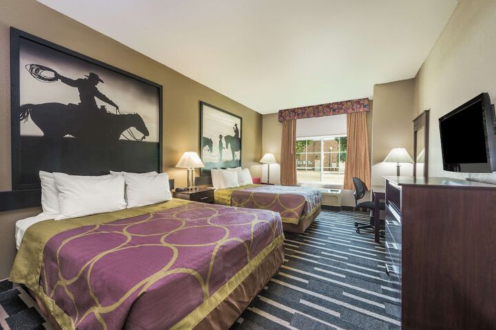 2 Queen Beds (3 of 4)