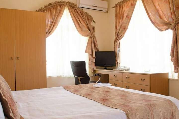 Room 33 of 79