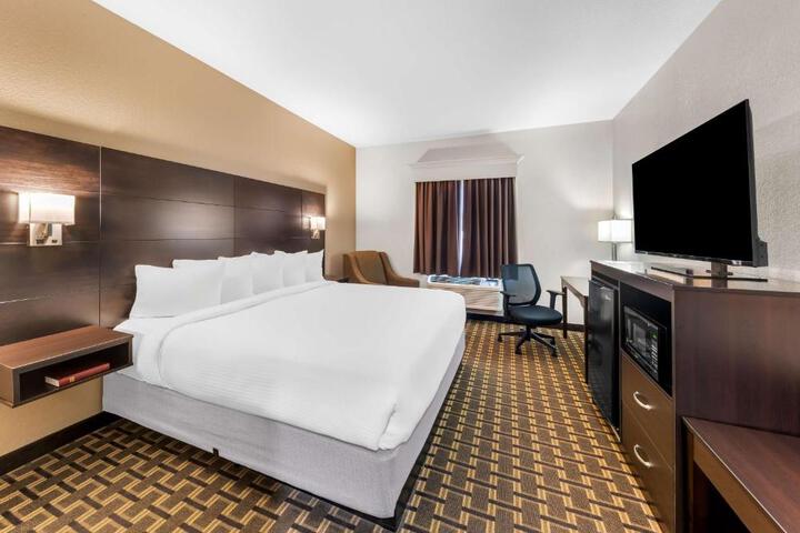 1 King Bed Microwave and Refrigerator WiFi Full Breakfast (17 of 26)