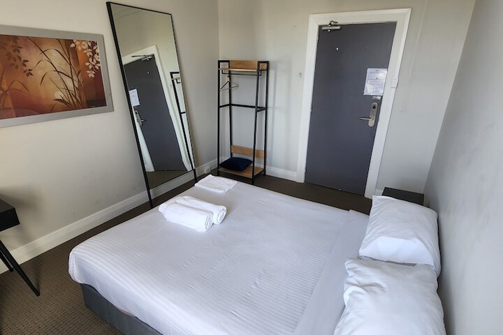 Room 4 of 11