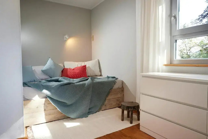 Room 4 of 9