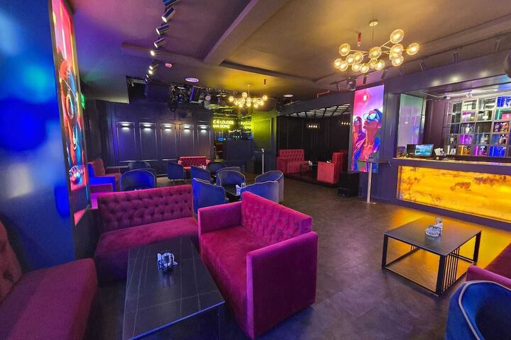 Lounge 22 of 26