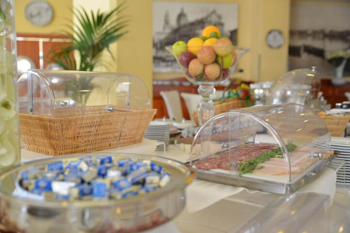 Breakfast/Coffee Service 34 of 76