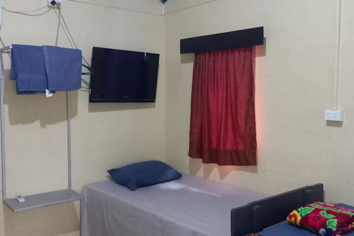 Room 6 of 33