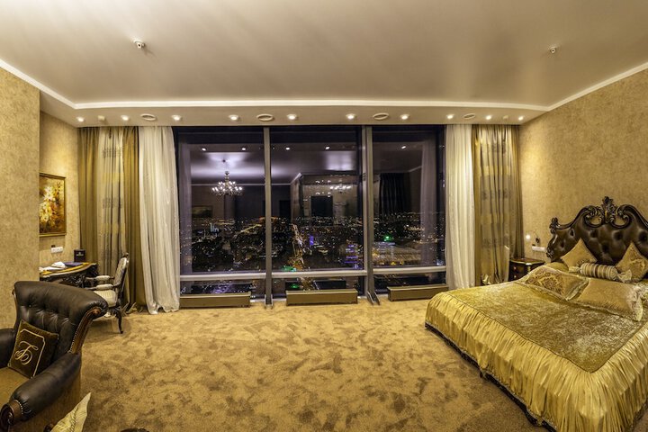 Room 9 of 42