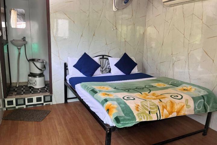 Room 6 of 32