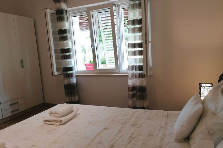 Room 17 of 102