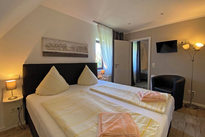 Room 9 of 37