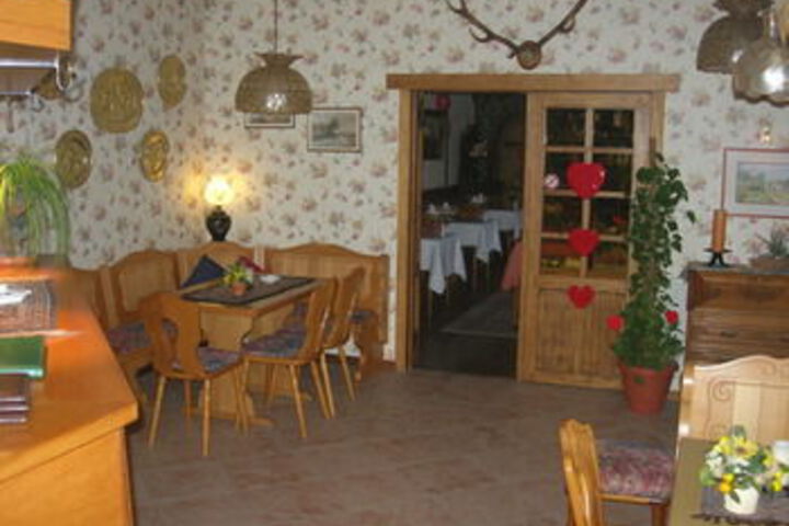 Lounge 12 of 19