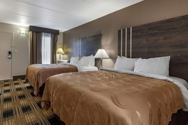 1 Queen Bed (11 of 23)