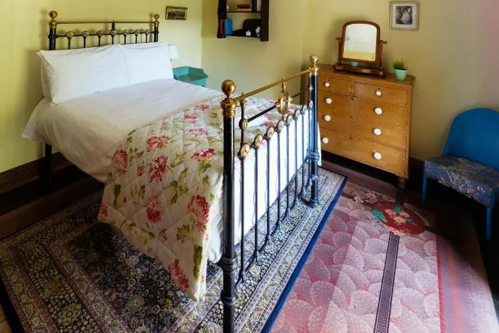 Room 6 of 16