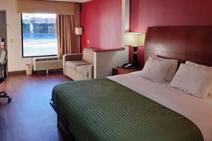 1 King Bed (1 of 10)