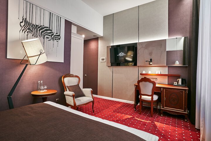 Room 6 of 93