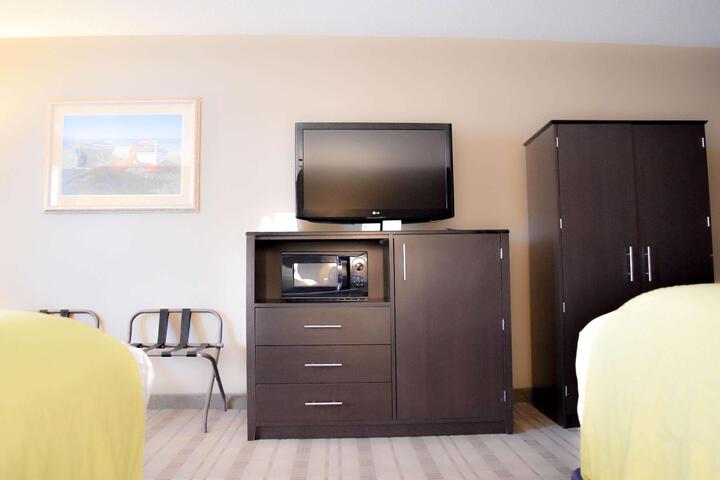 Accessible Suite 1 King Bed Accessible Roll in Shower Sofa Bed Work Desk Microwave and Refrigerator Full Breakfast (1 of 13)