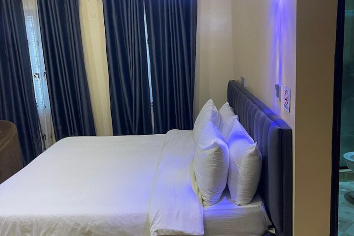 Room 13 of 16