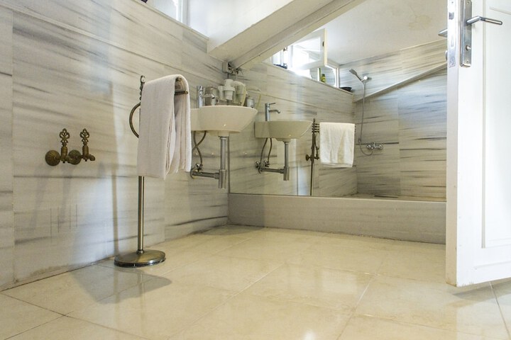 Room 35 of 63