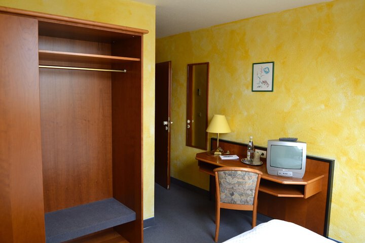 Room 13 of 39