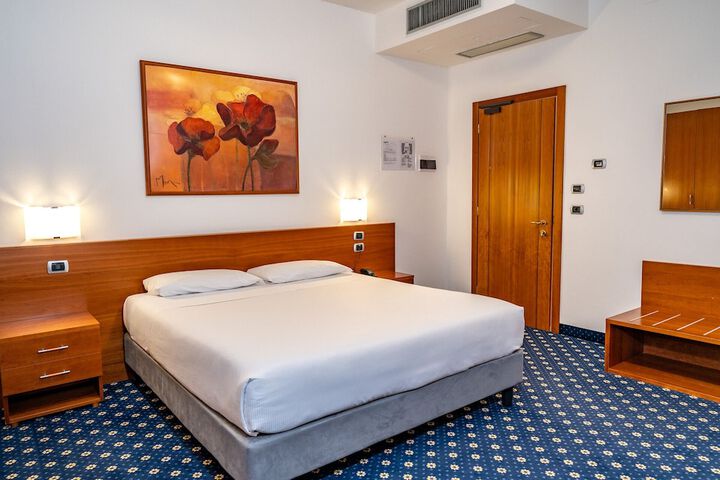 Room 8 of 28