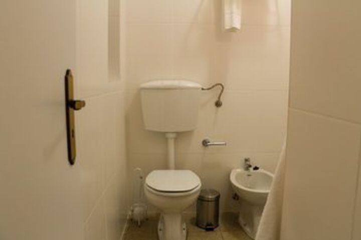 Room 8 of 33