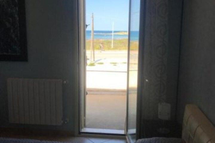 Image of the house of sal facing the sea