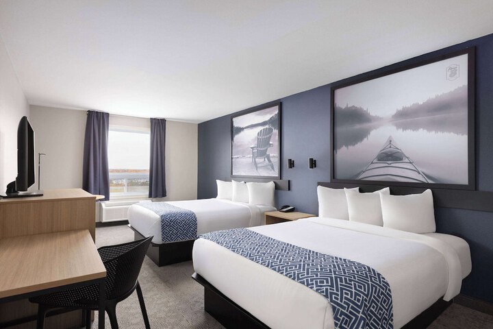 1 Queen Bed Accessible Room (8 of 32)
