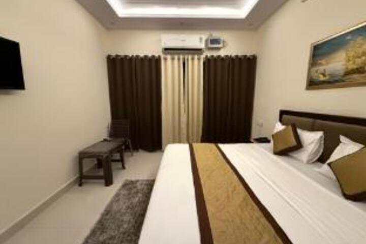 Room 13 of 16