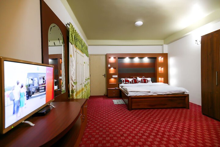Room 5 of 8
