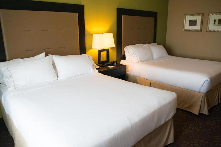 2 Queen Beds (7 of 14)