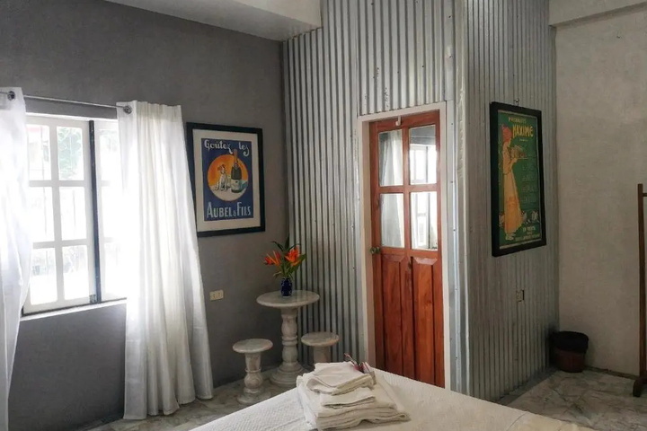 Room 4 of 10