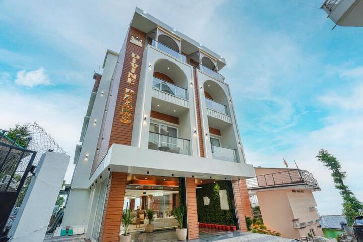 White Panda Hotels Divine Peak