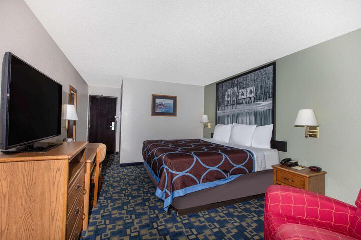 1 Queen Bed (5 of 15)