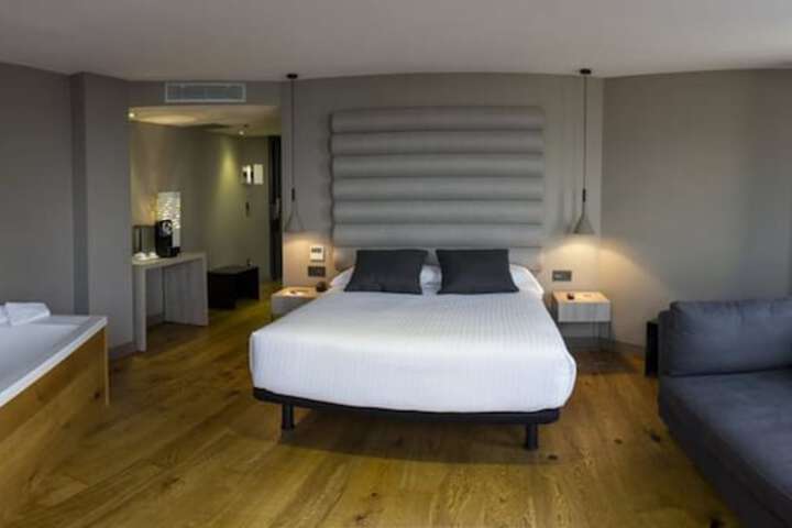 Room 10 of 28