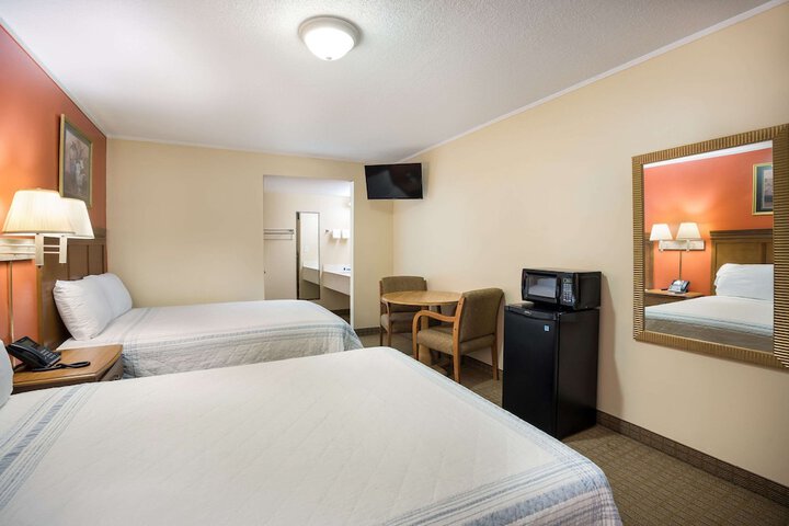 2 Queen Beds (12 of 13)