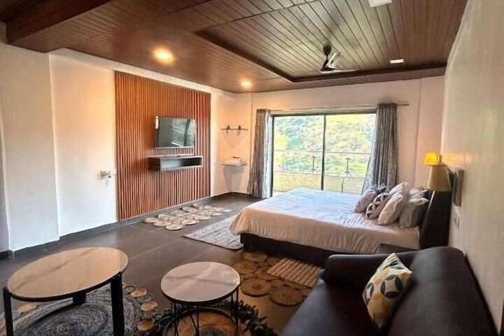 Room 6 of 15
