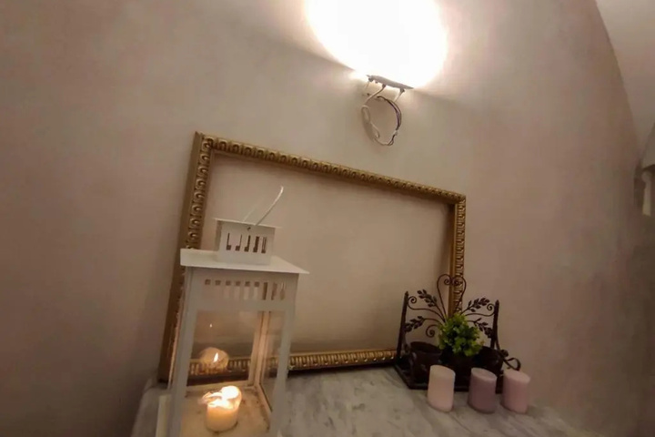 Room 4 of 8