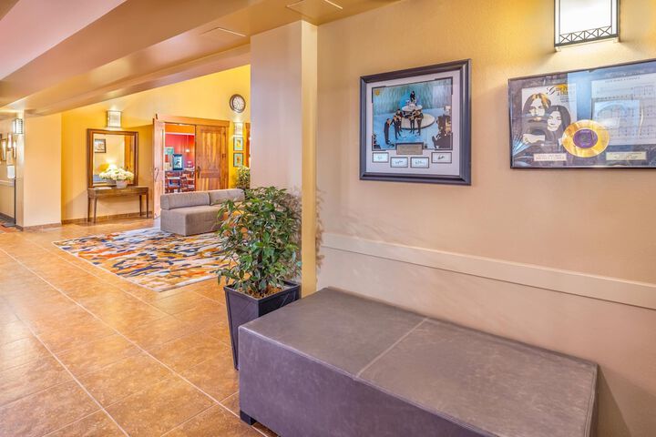 Entrance & Lobby