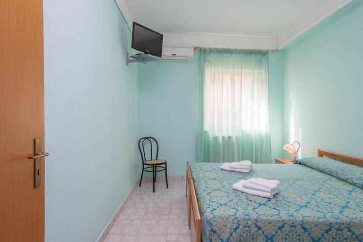 Room 4 of 89
