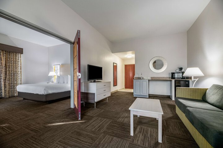 1 King Bed High Speed Internet Accessible Microwave, Refrigerator Full Breakfast (11 of 30)