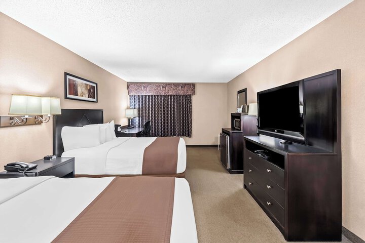 Accessible 1 Queen Accessible Walk in Shower Sofa Bed Microwave and Refrigerator WiFi Full Breakfast (10 of 16)