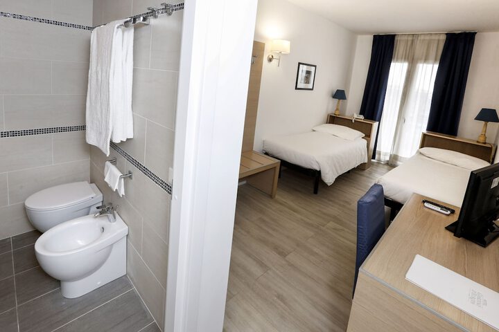 Room 8 of 34