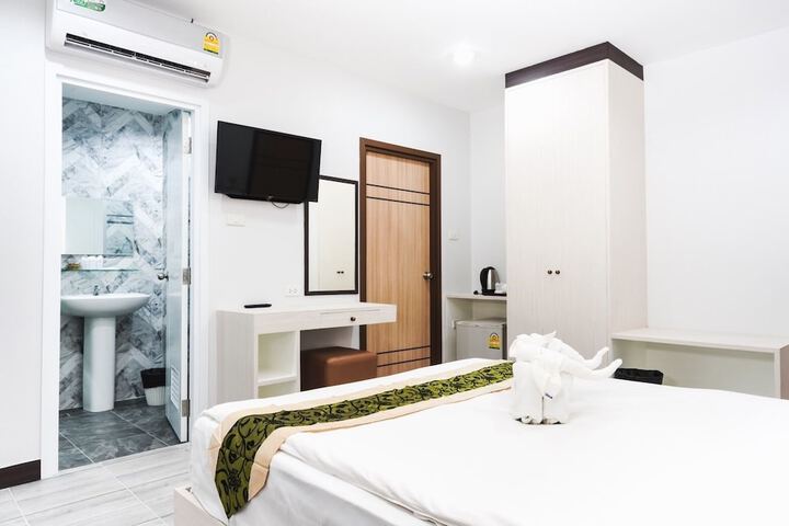 Room 10 of 33