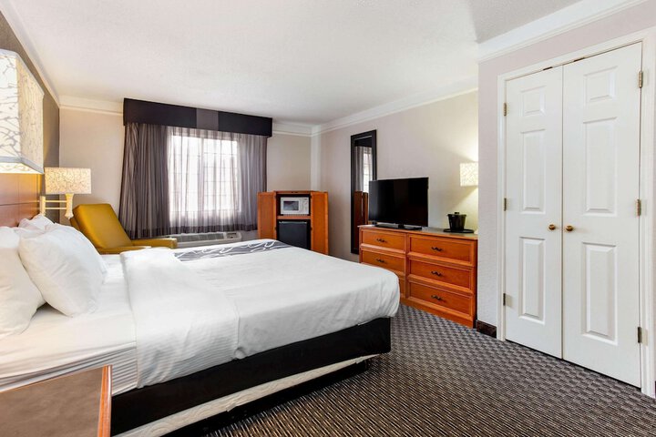 1 King Bed (13 of 15)